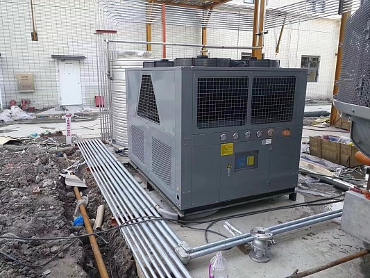 鋼化玻璃廠通過華駿冷水機組提升鋼化玻璃強度